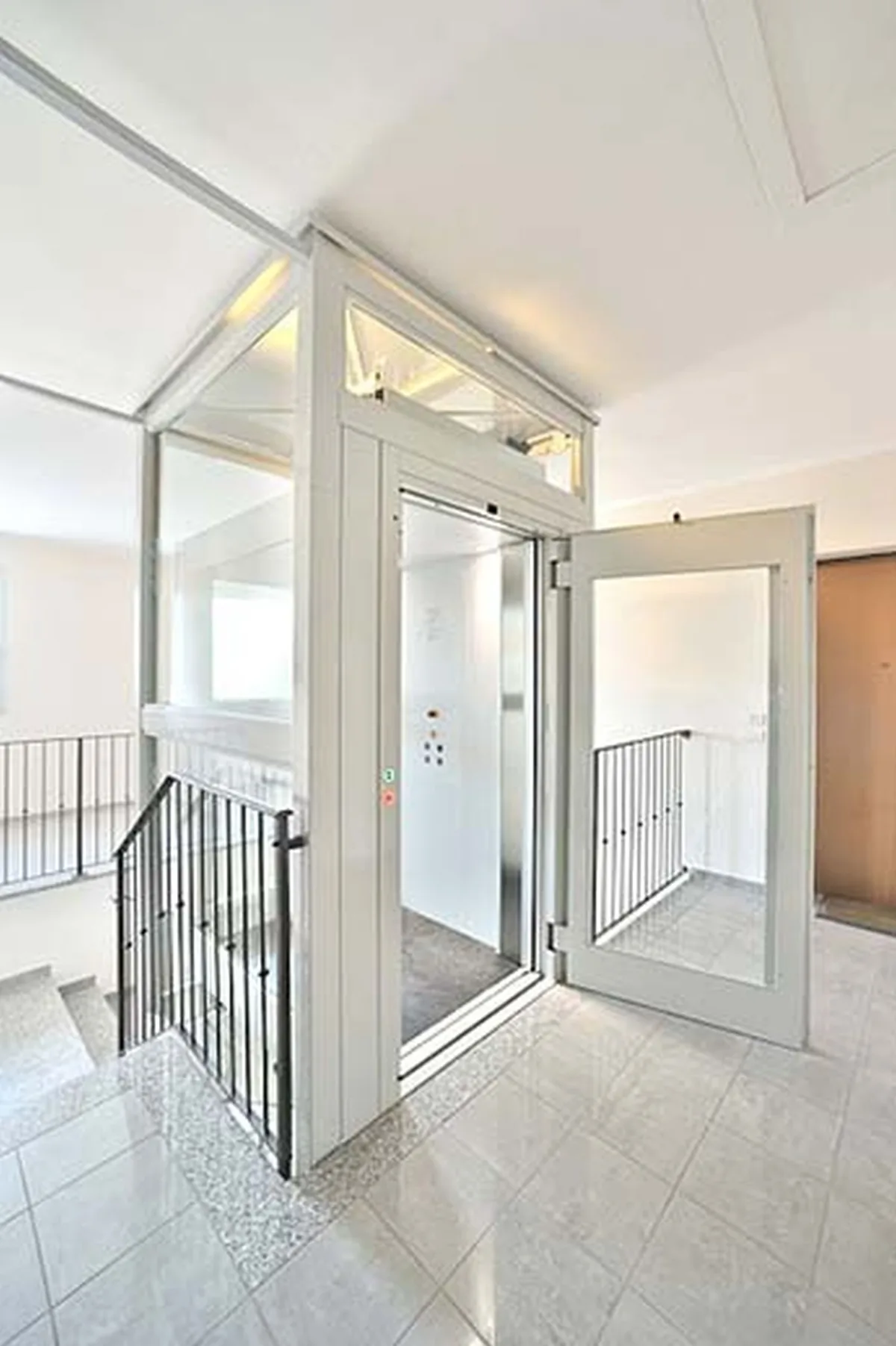 Homelift NOVA Suite mit Panorama-Glasschacht