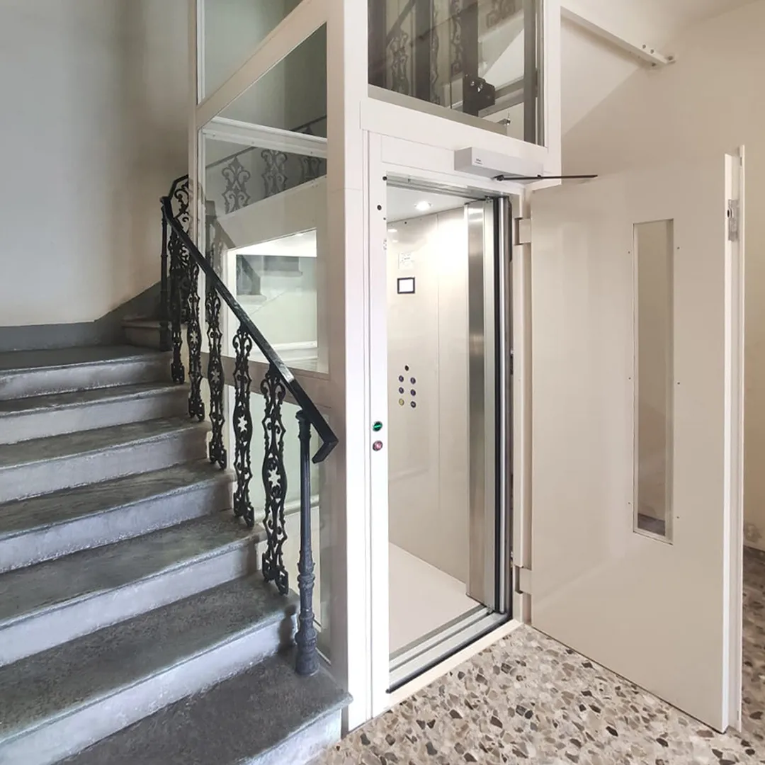 Kompakter Kabinenlift NOVA Compact Suite im Treppenauge eines Altbaus