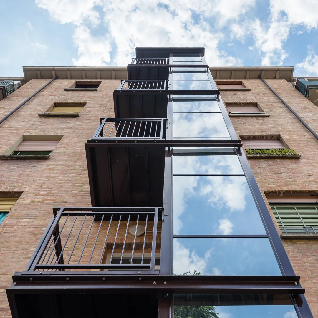 Kabinenlift NOVA Suite im Glasschacht an der Hausfassade