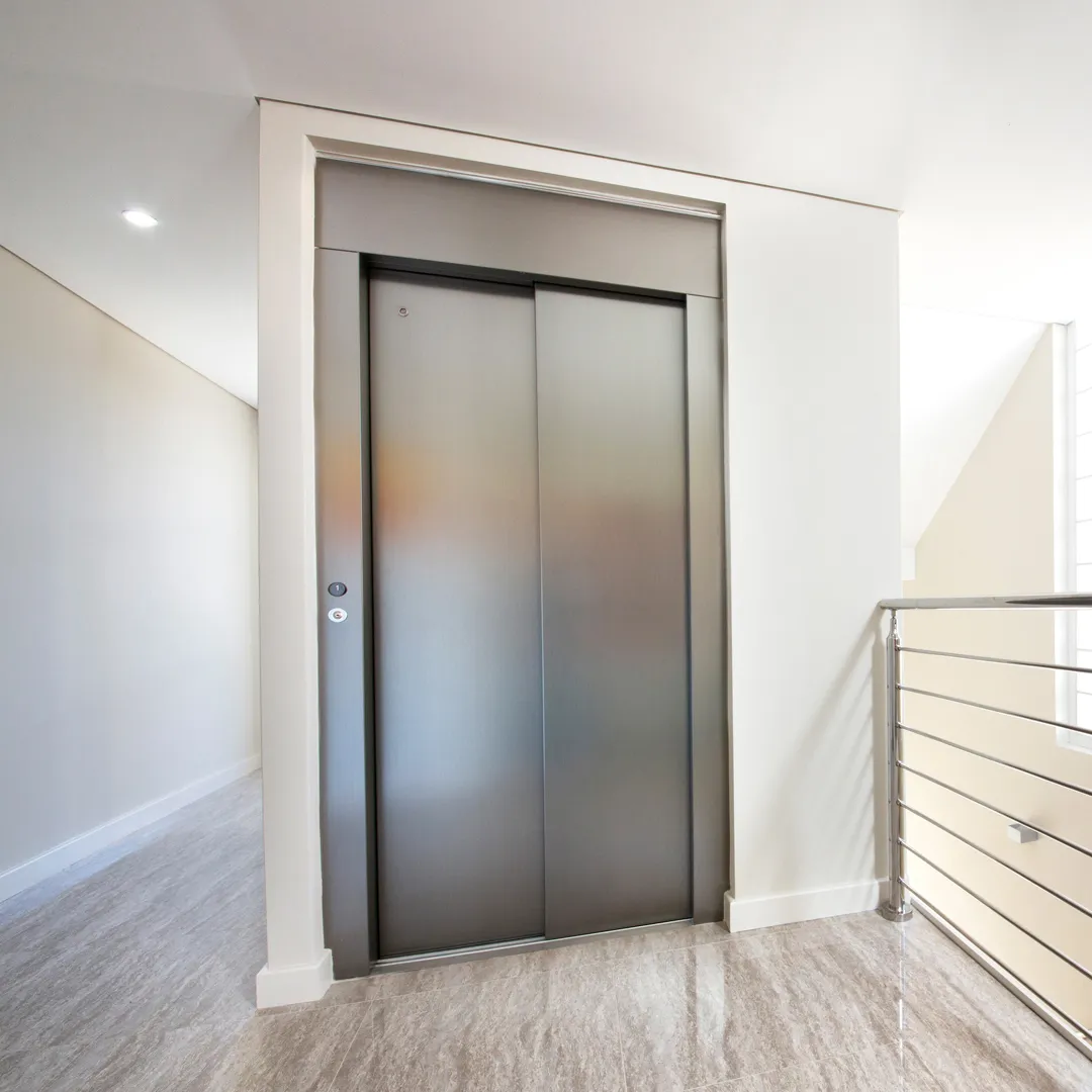 Kabinenlift NOVA Suite mit Schiebetür im Treppenhaus