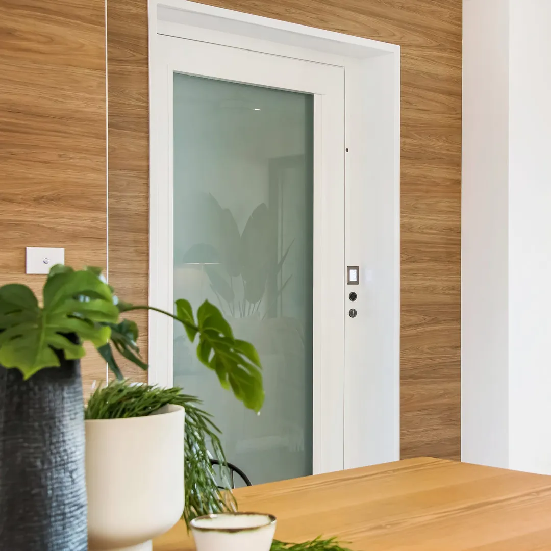 Kabinenlift NOVA Suite mit Glastür im Wohnraum