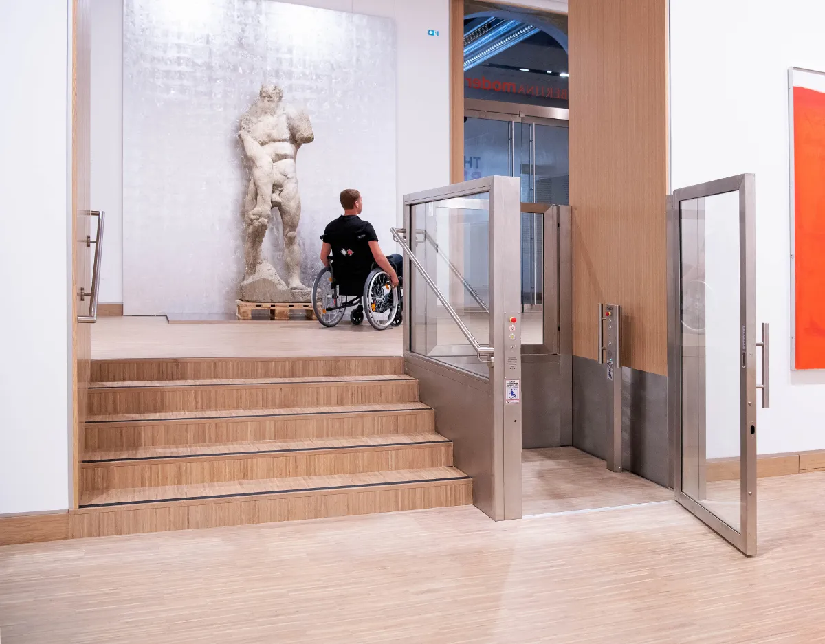 Plattform-Hebebühne Ganser GHB50 mit Scherenhub an einer Treppe
