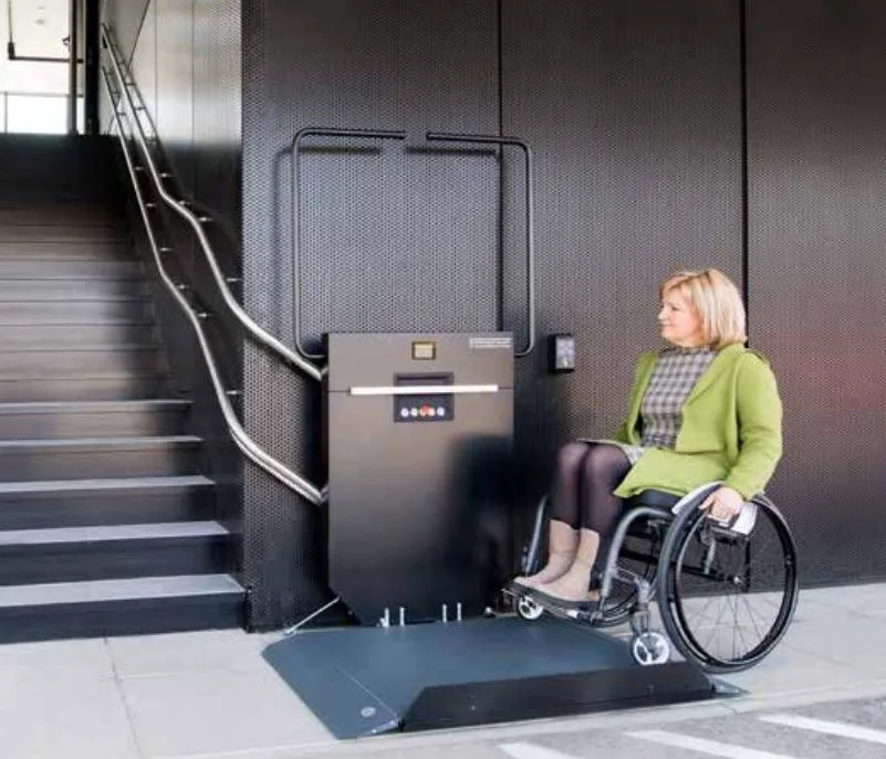Plattformlift für Rollstuhl an kurviger Treppe