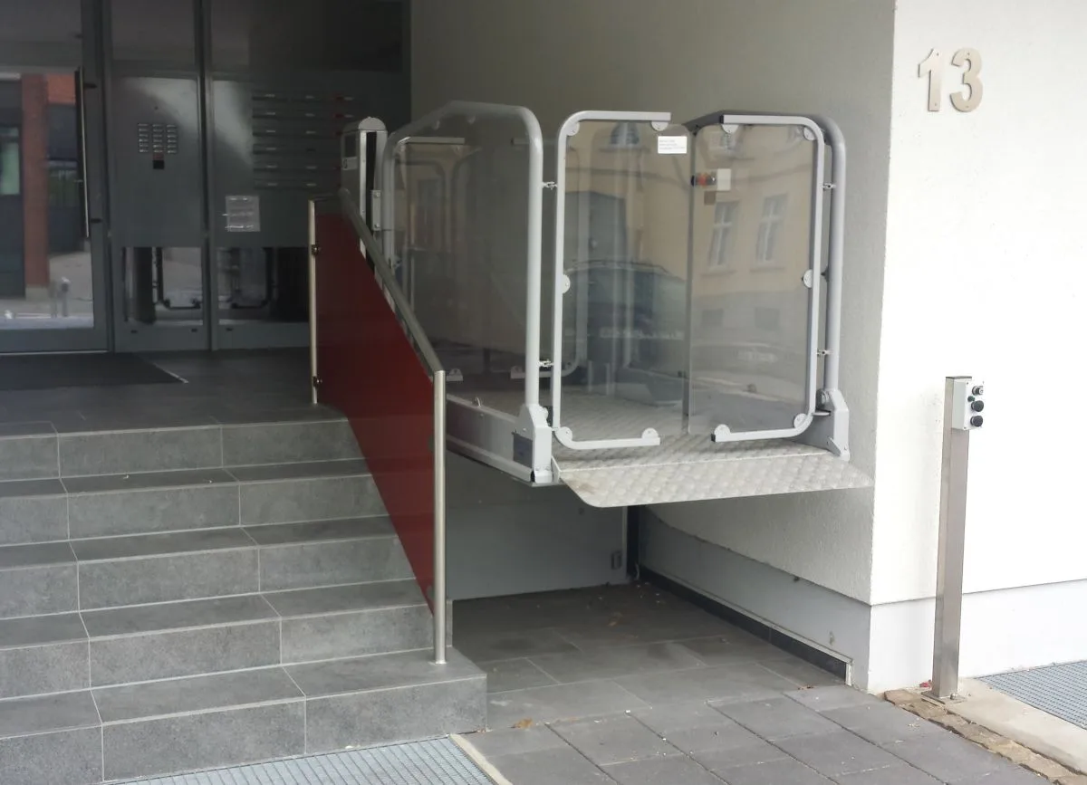 Rollstuhllift im Außenbereich an einem Hauseingang